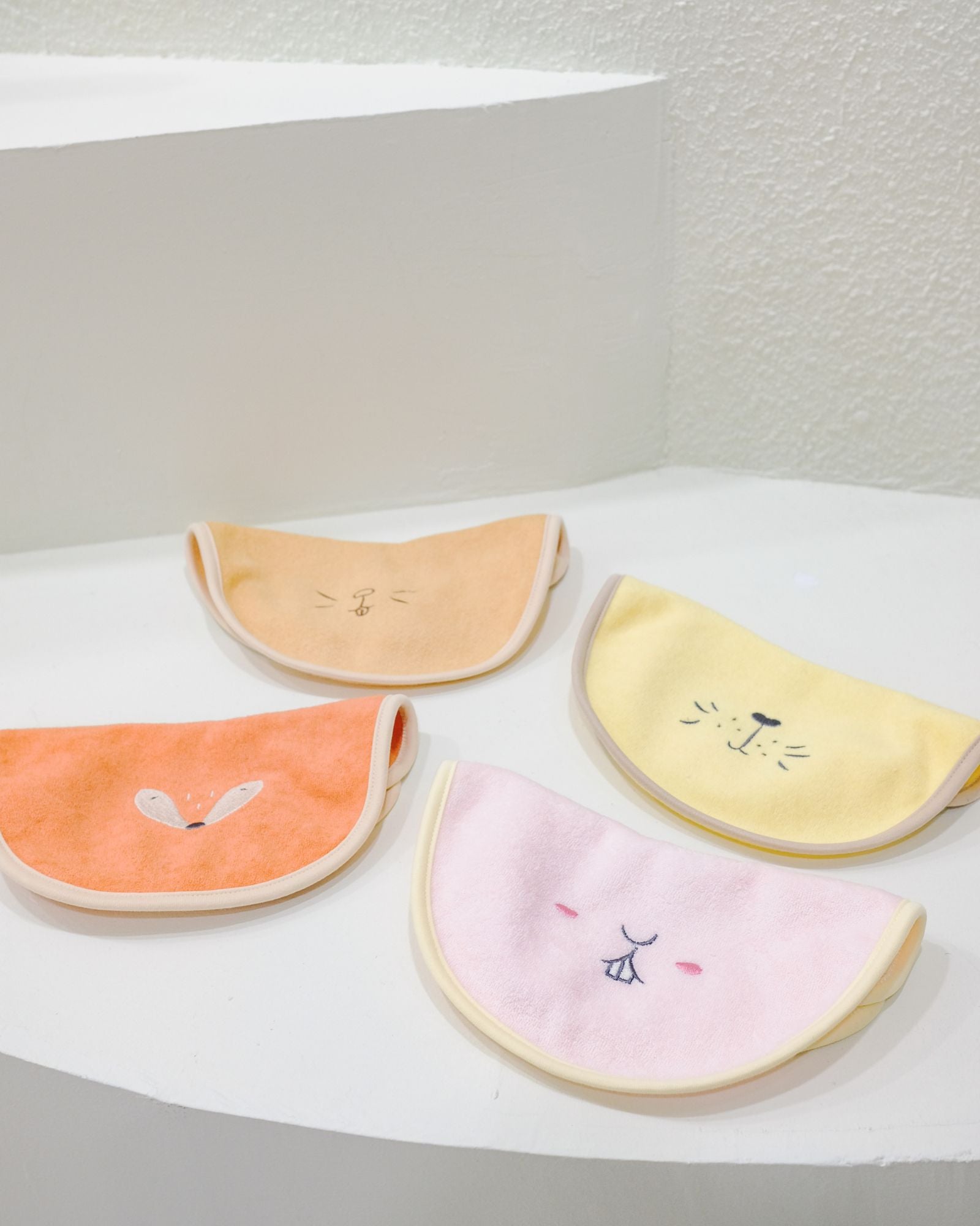 かくれんぼキティよだれかけ